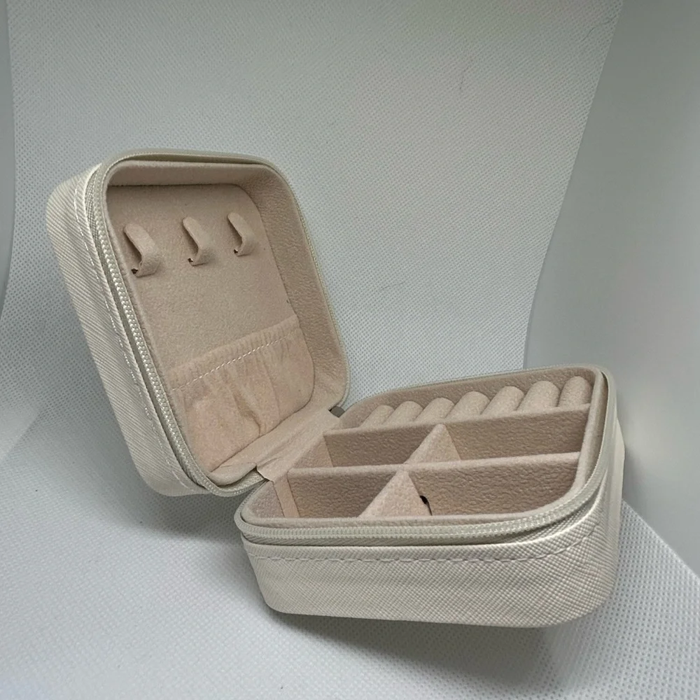 Chic‎ Cream Jewelry Storage Case